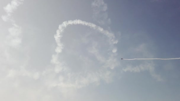 Літак Небі Показує Фігури Пілотажу — стокове відео