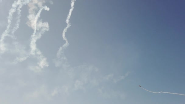 Ένα Αεροπλάνο Στον Ουρανό Δείχνει Αερομαθηματικά — Αρχείο Βίντεο