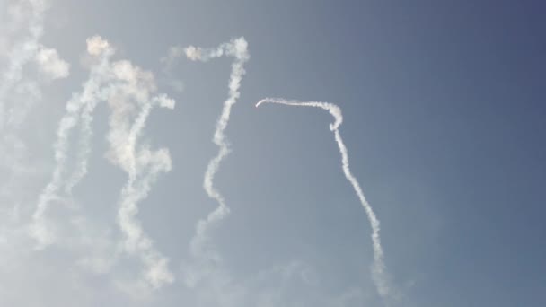 Airplane Sky Shows Aerobatics Figures — Stock Video