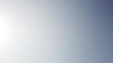 Gökyüzündeki bir uçak akrobasi figürlerini gösteriyor.