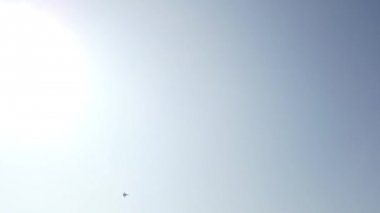 Gökyüzündeki bir uçak akrobasi figürlerini gösteriyor.