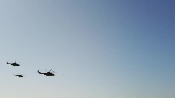 Hélicoptère Militaire Survole Champ Bataille Passant Ralenti Ciel Bleu Nuages — Video