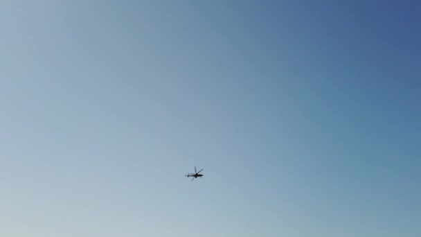 Militär Helikopter Slagfältet Flyger Overhead Passerar Slow Motion Blå Himmel — Stockvideo