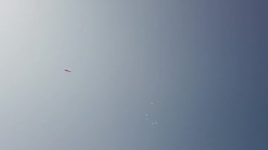 Skydiver aşağı Rusya Federasyonu ile bayraklı mavi bulutlu gökyüzü karşı