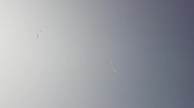Skydiver aşağı Rusya Federasyonu ile bayraklı mavi bulutlu gökyüzü karşı
