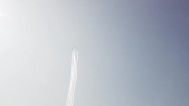 Skydiver aşağı Rusya Federasyonu ile bayraklı mavi bulutlu gökyüzü karşı