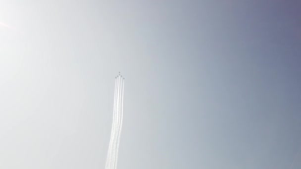 Paracaidista Contra Cielo Azul Nublado Ondeando Con Bandera Rusia — Vídeos de Stock