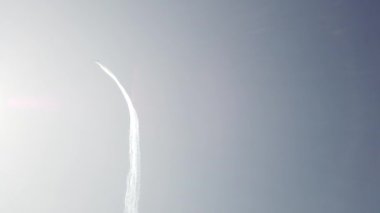 Skydiver aşağı Rusya Federasyonu ile bayraklı mavi bulutlu gökyüzü karşı