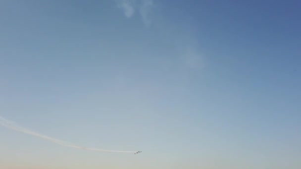 Paracaidista Contra Cielo Azul Nublado Ondeando Con Bandera Rusia — Vídeo de stock