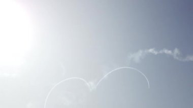 Skydiver aşağı Rusya Federasyonu ile bayraklı mavi bulutlu gökyüzü karşı