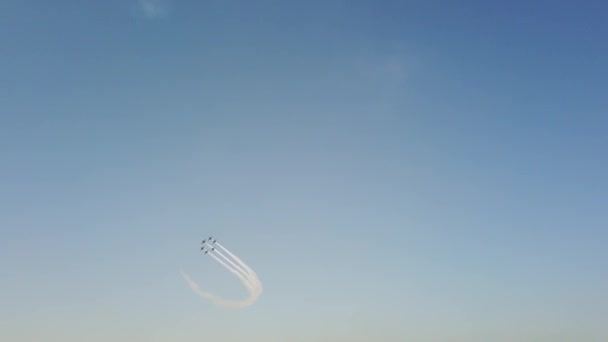 Skydiver Contra Céu Azul Nublado Que Voa Para Baixo Com — Vídeo de Stock