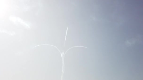 Skydiver Εναντίον Μπλε Συννεφιασμένο Ουρανό Φέρουν Κάτω Σημαία Της Ρωσικής — Αρχείο Βίντεο