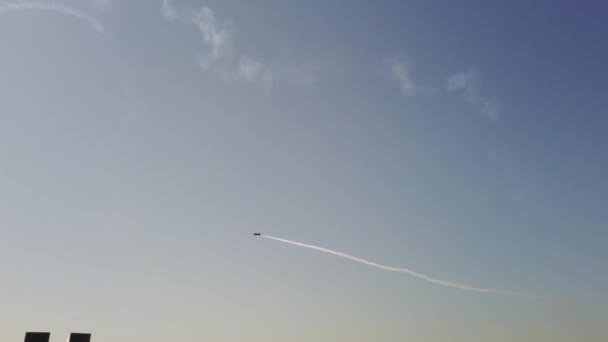 ロシア連邦の旗を飛ぶ青い曇り空を背景スカイダイバー — ストック動画