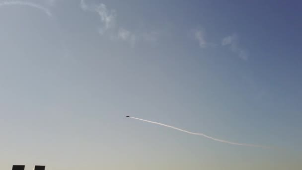 Fallschirmspringer Vor Blauem Wolkenverhangenem Himmel Mit Der Flagge Der Russischen — Stockvideo