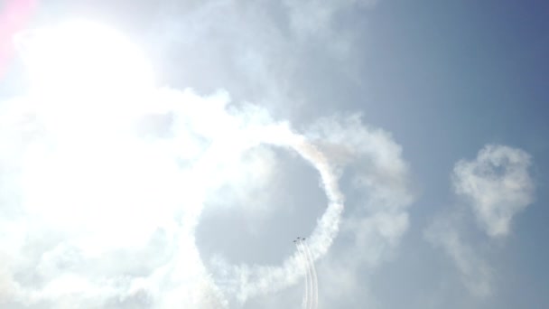 军用战斗机高高地飞向天空 明亮的阳光 酷镜头 — 图库视频影像