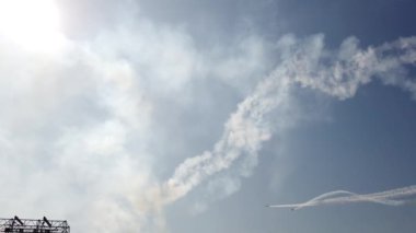 Askeri uçaklar gökyüzüne doğru yükseliyor. Parlak güneş. Güzel görüntüler.