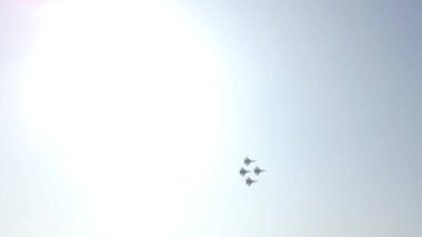 Askeri uçaklar gökyüzüne doğru yükseliyor. Parlak güneş. Güzel görüntüler.