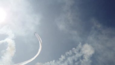 Askeri uçaklar gökyüzüne doğru yükseliyor. Parlak güneş. Güzel görüntüler.