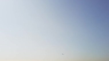 Askeri uçaklar gökyüzüne doğru yükseliyor. Parlak güneş. Güzel görüntüler.