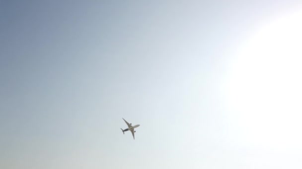 Gran Pasajero Avión Blanco Azul Volando Cielo Plano Volando Silueta — Vídeos de Stock