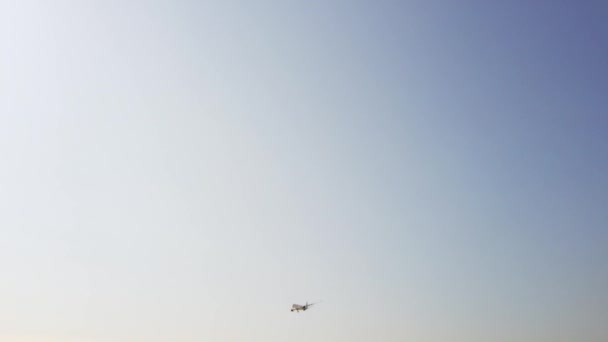 大乘客白色和蓝色飞机在天空中飞行 在剪影与蓝天背景的飞天飞机 现代交通和航空 客机进行示范飞行 — 图库视频影像