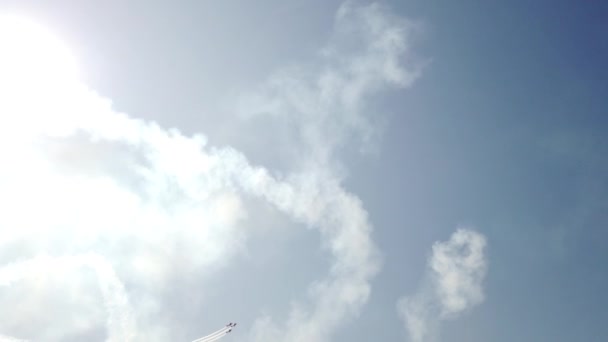 军用战斗机高高地飞向天空 明亮的阳光 酷镜头 — 图库视频影像