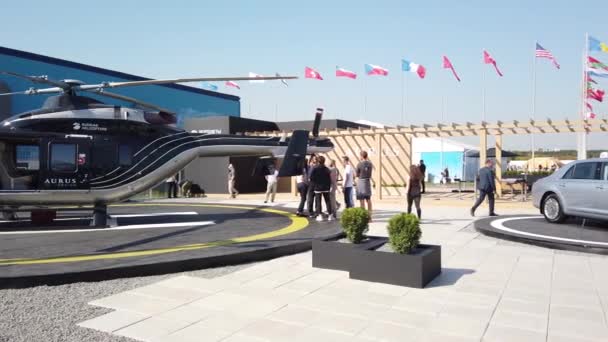 2019年8月30日俄罗斯莫斯科 军用飞机户外展览 来自Aurus Design和Auto Aurus的一架军用直升机 — 图库视频影像