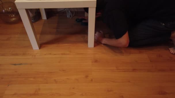 Mladík Doma Myje Podlahu Detailní Záběr Mužskou Špínu Dřevěné Podlahy — Stock video