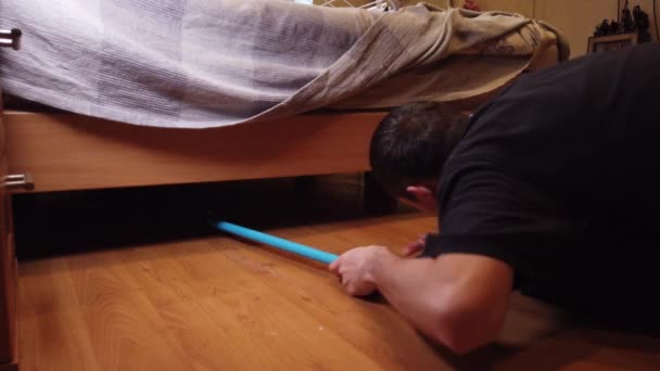 Junger Mann Wäscht Fußboden Hause Nahaufnahme Eines Mannes Der Mit — Stockvideo