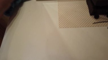 Bir adamın eli, özel bir bezle ahşap bir masadaki kiri temizliyor.