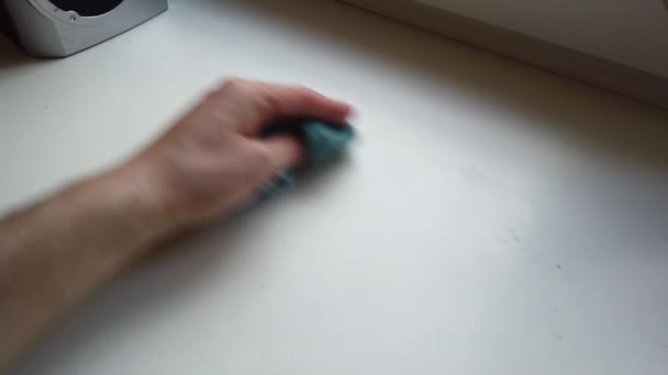 人的手用抹布擦去从窗台上的灰尘 — 图库视频影像