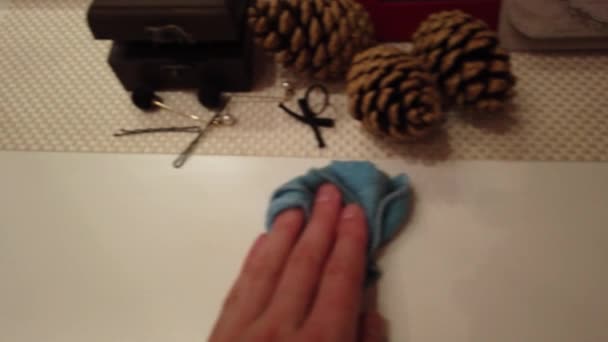 用一种特殊的布擦拭木制桌子上的污垢的人的手的衣服 — 图库视频影像