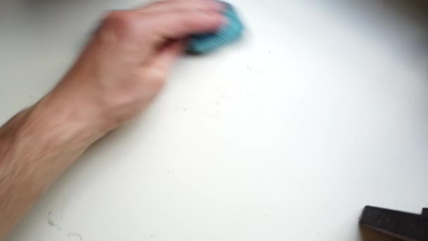 布で男の手を拭く窓辺からのほこり — ストック動画