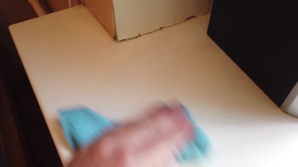 Χέρι Του Ανθρώπου Κουρέλι Σκουπίζει Σκόνη Από Περβάζι — Αρχείο Βίντεο