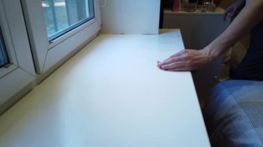 Elini bez ile pencere pervazı toz bezleri.