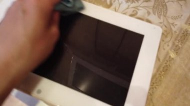 Bir adamın eli, özel bir bezle ahşap bir masadaki kiri temizliyor.