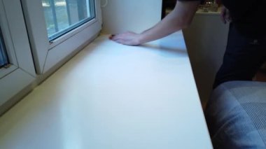 Elini bez ile pencere pervazı toz bezleri.