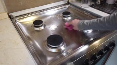 Ev mutfak soba temizlik. Temizlik kavramı. Soba yıkama sünger ile el, yakın çekim