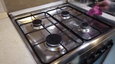 Ev mutfak soba temizlik. Temizlik kavramı. Soba yıkama sünger ile el, yakın çekim
