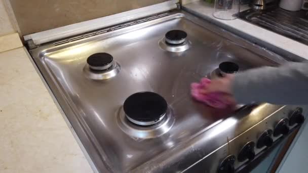 Nettoyage Poêle Dans Cuisine Maison Concept Ménage Main Avec Éponge — Video