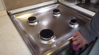 Ev mutfak soba temizlik. Temizlik kavramı. Soba yıkama sünger ile el, yakın çekim