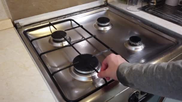 在家里的厨房里清洗炉子 管家概念 用海绵把炉子洗干净 — 图库视频影像