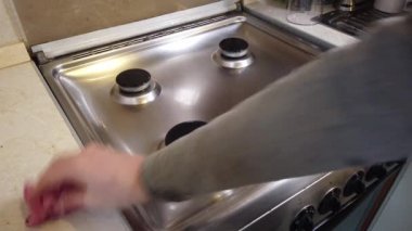Ev mutfak soba temizlik. Temizlik kavramı. Soba yıkama sünger ile el, yakın çekim