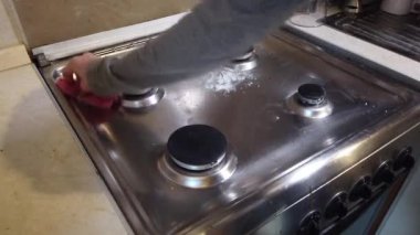 Ev mutfak soba temizlik. Temizlik kavramı. Soba yıkama sünger ile el, yakın çekim