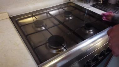 Ev mutfak soba temizlik. Temizlik kavramı. Soba yıkama sünger ile el, yakın çekim