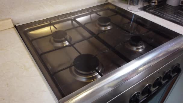 在家里的厨房里清洗炉子 管家概念 用海绵把炉子洗干净 — 图库视频影像