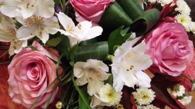 Güzel bir çiçek buketi. Çok renkli çiçekler yakın çekim. Şenlikli ruh hali.