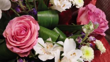 Güzel bir çiçek buketi. Çok renkli çiçekler yakın çekim. Şenlikli ruh hali.