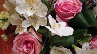 Güzel bir çiçek buketi. Çok renkli çiçekler yakın çekim. Şenlikli ruh hali.