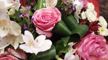 Güzel bir çiçek buketi. Çok renkli çiçekler yakın çekim. Şenlikli ruh hali.